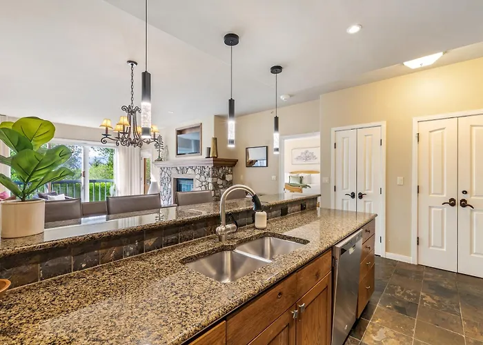 Walk To Beaver Creek Village - 2Br Condo With Chairlift Views, Pool & Hot Tub